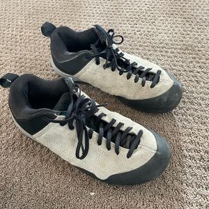 Five ten approach shoes, women’s size 8.5, color gray and black